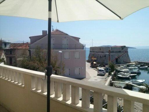 Studio Apartment Mala Plaza Kastela Bagian luar foto